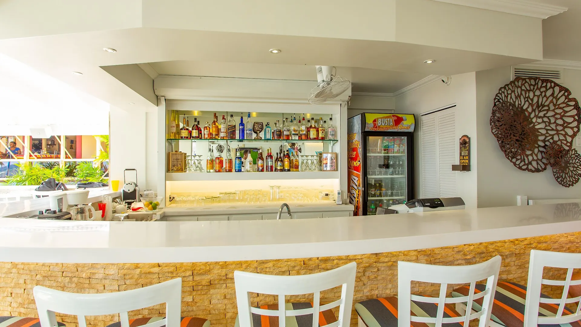 קרייסט צ'רץ' Yellow Bird Hotel קרייסט צ'רץ'