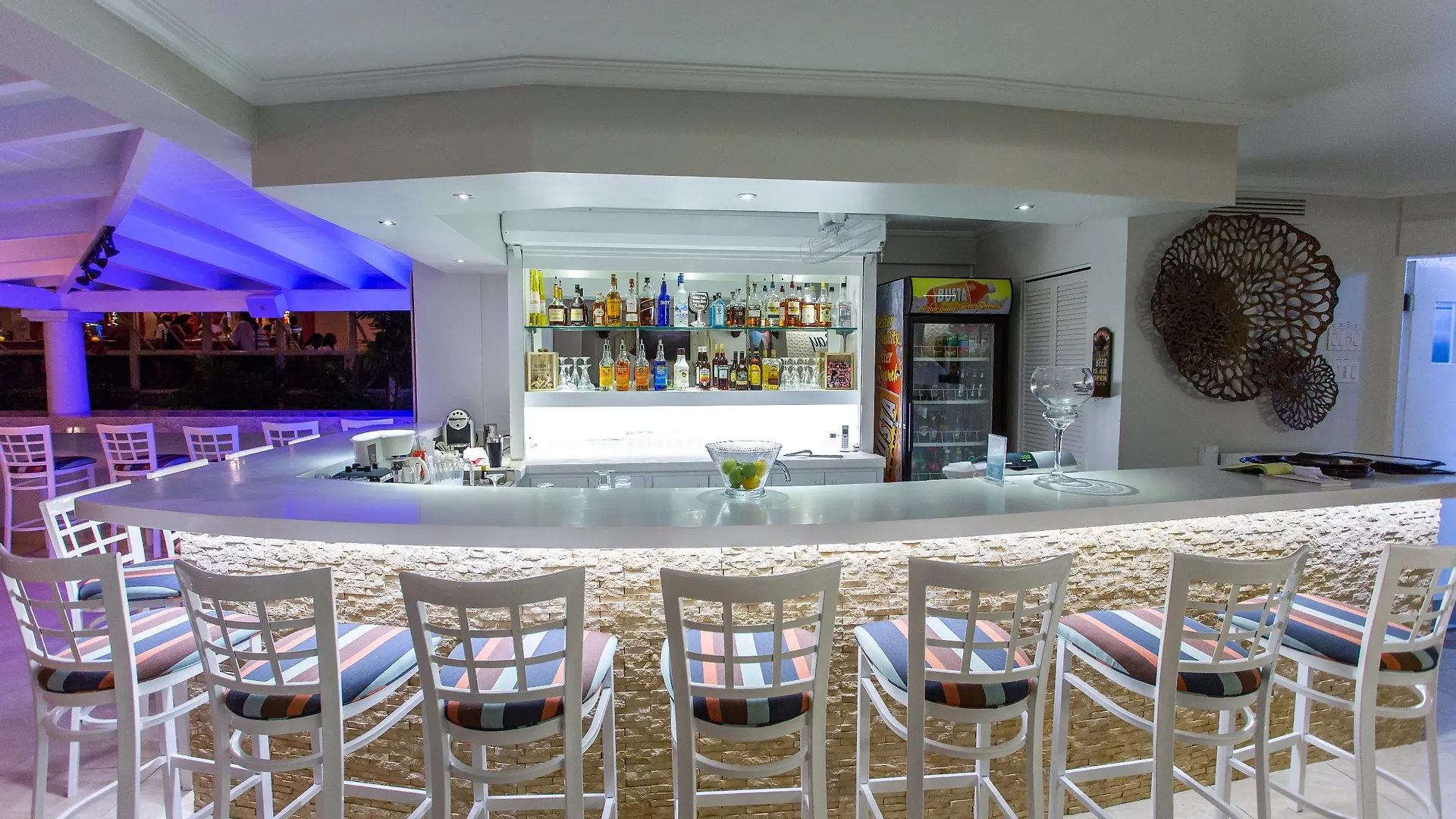 קרייסט צ'רץ' Yellow Bird Hotel