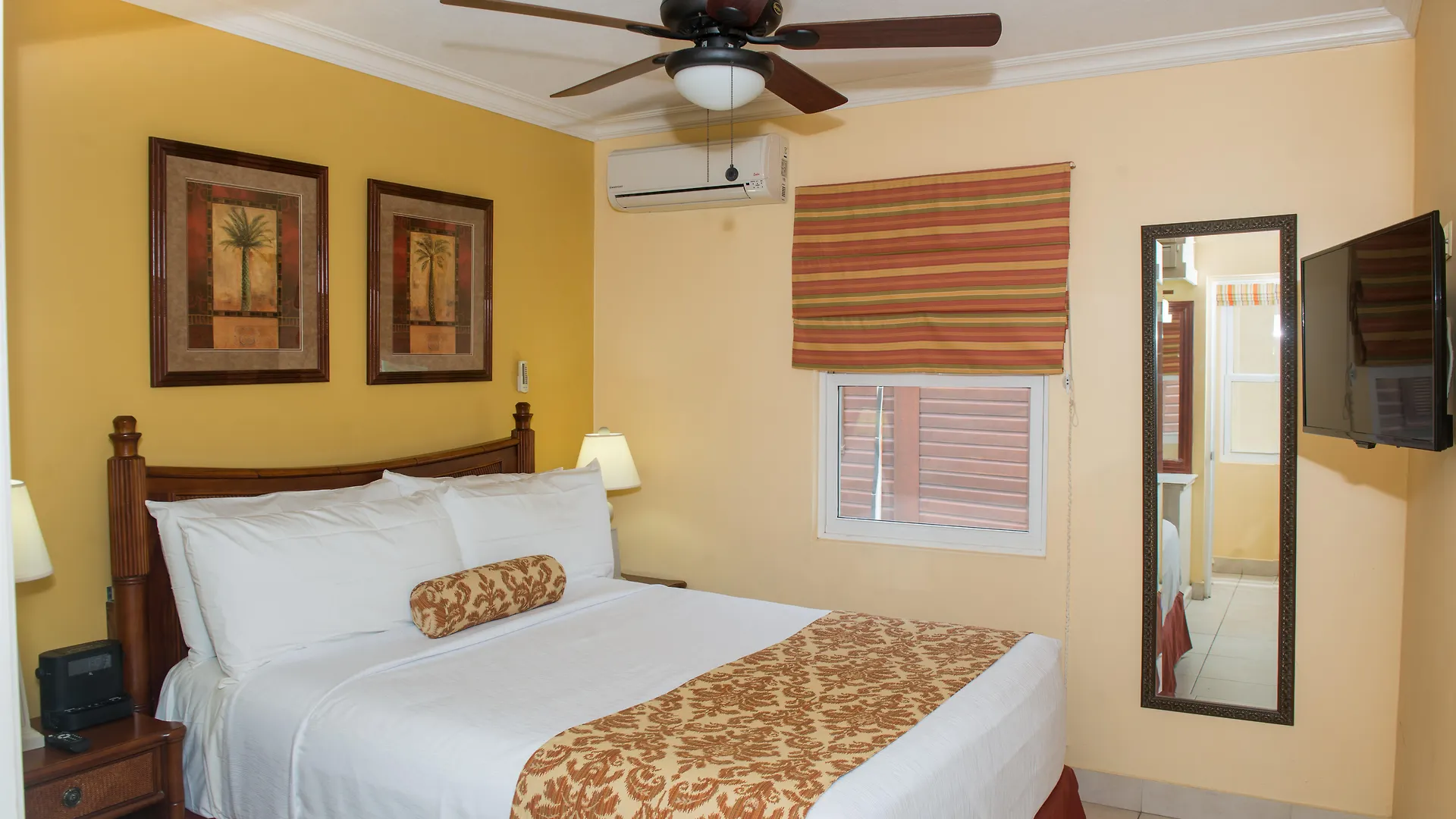 Yellow Bird Hotel Christ Church 3*,