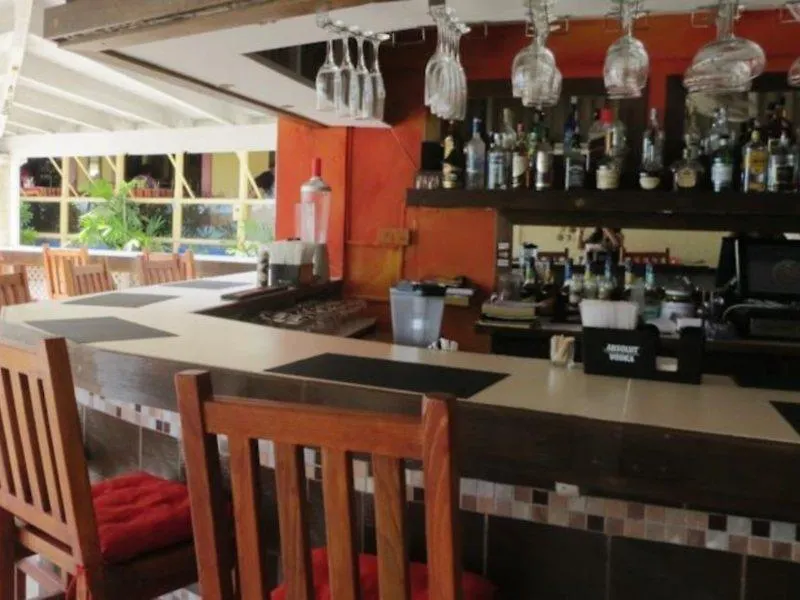 קרייסט צ'רץ' Yellow Bird Hotel